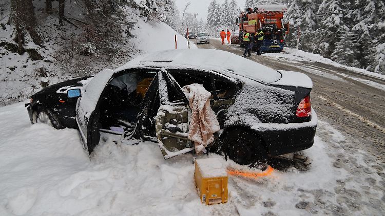 Angesichts der starken Schneefälle kam es in den letzten Tagen vermehrt zu Unfällen, wie etwa der Kollision eines Autos und eines Schneepflugs auf der B19.