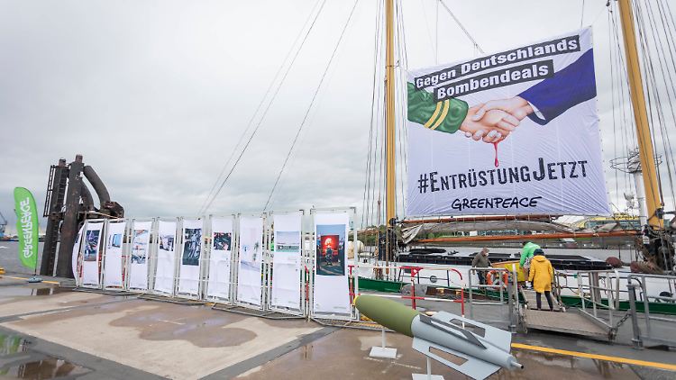Schon im Mai warb Greenpeace mit einer bundesweiten Schiffstour für eine Einschränkung der deutschen Waffenexporte.