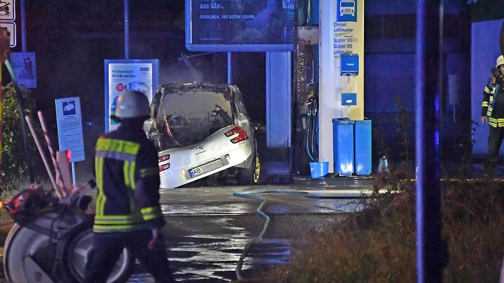 Ein-ausgebranntes-Autowrack-steht-an-einer-Tankstelle-in-Guetersloh-Die-Polizei-geht-jetzt-von-einem-Ungluecksfall-aus