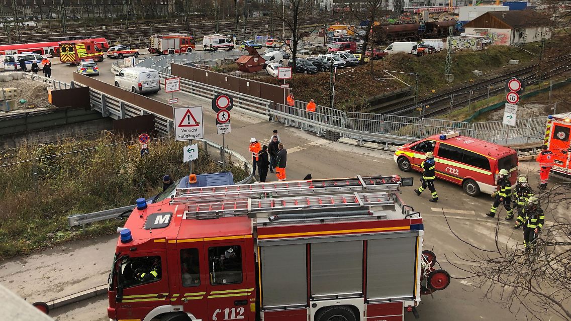 Einsatzkräfte von Feuerwehr, Rettungsdienst und Polizei sind nach einer Explosion nahe der Donnersbergerbrücke im Einsatz.