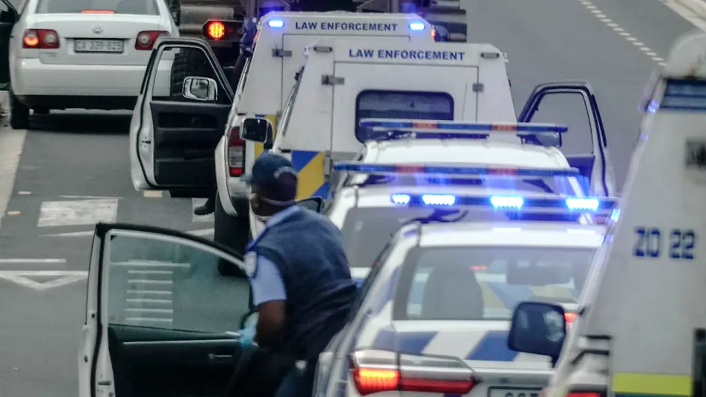 Polizisten-in-Suedafrika-nahmen-ihre-Kollegin-fest-Der-Beamten-wird-mehrfacher-Mord-vorgeworfen