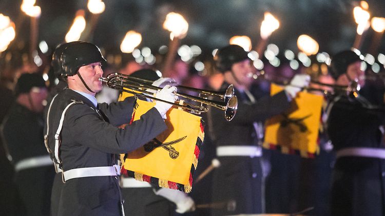 Beim Zapfenstreich ist die Instrumentierung mit Blasinstrumenten und Schlagwerken festgelegt.