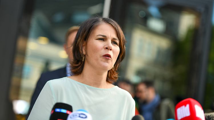 "Wertegeleitete Außenpolitik" sei für sie "ein Zusammenspiel von Dialog und Härte", sagte der Baerbock der "taz".