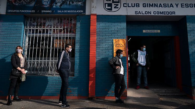 Schleppender Start, konstante Impfquote: Argentinier warten am Rande von Buenos Aires vor einem Sportklub auf ihre Impfung.