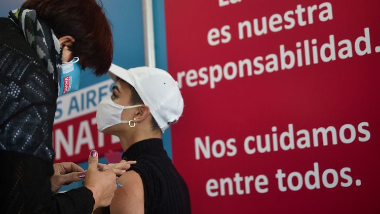 Impfung in der argentinischen Stadt Quilmes. "Die Gesundheit ist unsere Verantwortung. Wir passen aufeinander auf", ist an der Wand zu lesen.