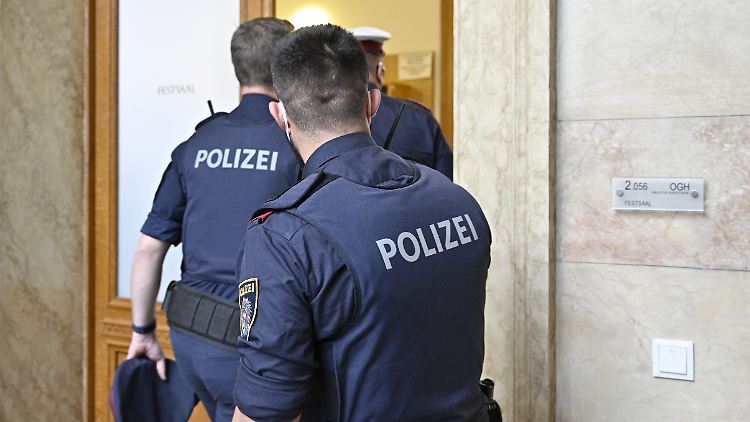 Polizisten betreten den Verhandlungssaal in einem der ersten Prozesse um Ischgls Hinterbliebene und Schadenersatzforderungen.