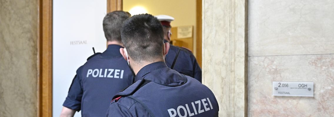 Polizisten betreten den Verhandlungssaal in einem der ersten Prozesse um Ischgls Hinterbliebene und Schadenersatzforderungen.