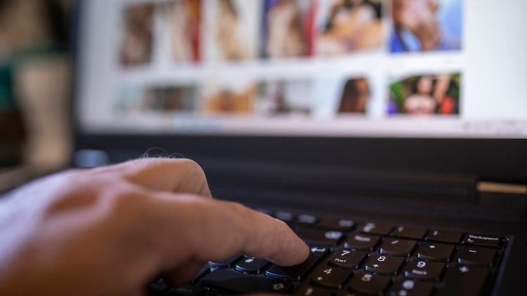 In einer Studie geben etwa die Hälfte aller Minderjährigen an, schon einmal Pornos im Internet gesehen zu haben.