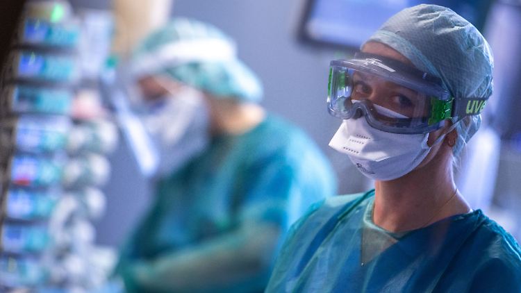 388 Menschen sind laut RKI-Daten binnen 24 Stunden an oder mit Covid-19 gestorben.
