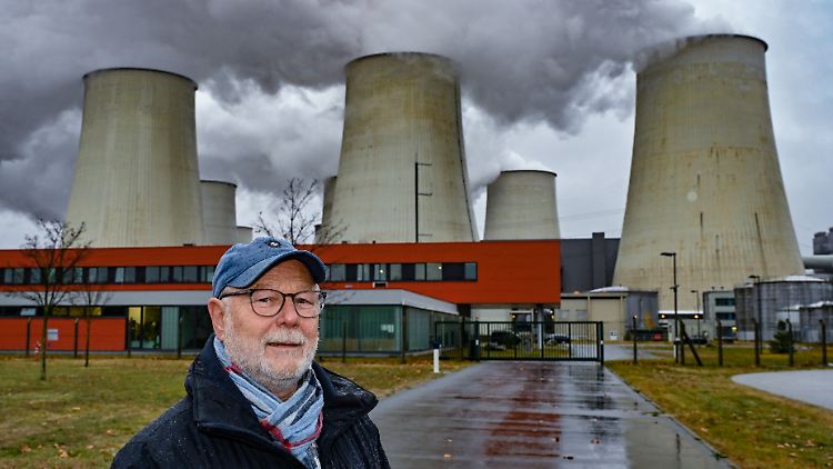 Düster wie der Himmel über dem Kohlekraftwerk Jänschwalde sind auch die Zukunftsperspektiven, die Bürgermeister Helmut Badtke äußert.