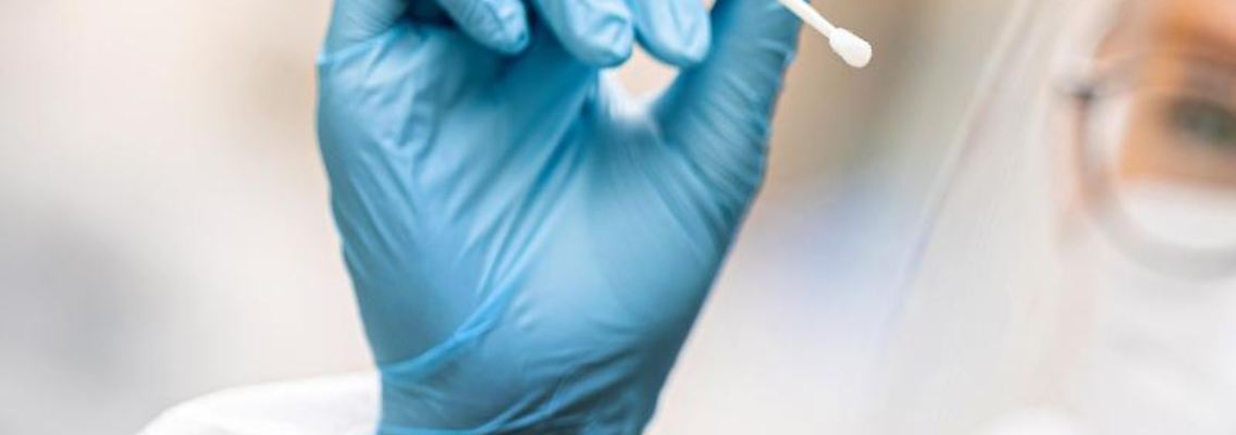 Eine medizinische Mitarbeiterin hält einen Tupfer für einen Abstrich für einen Corona-Test in der Hand. Foto: Moritz Frankenberg/dpa/Symbolbild