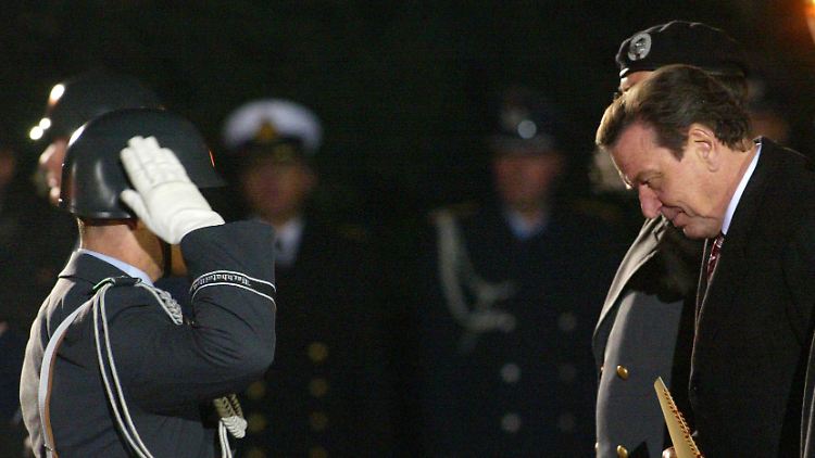Altkanzler Gerhard Schröder bei seinem Zapfenstreich 2005 - er hatte Tränen in den Augen.