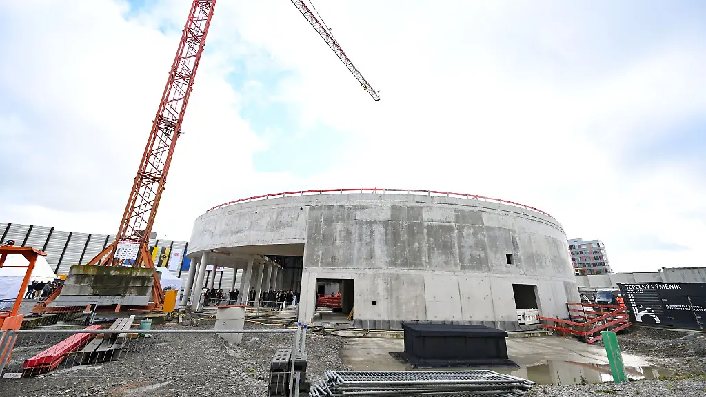 Das-Eingangsgebaeude-des-neuen-Flughafen-Fernbahnhofs