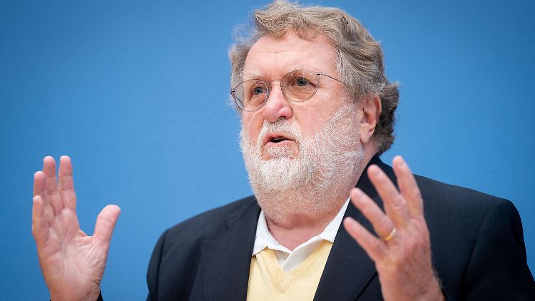 Lange wehrte sich STIKO-Chef Thomas Mertens gegen Druck aus der Politik, nun gesteht er, dass eine Empfehlung zum Boostern aller Erwachsenen früher hätte erfolgen müssen. 