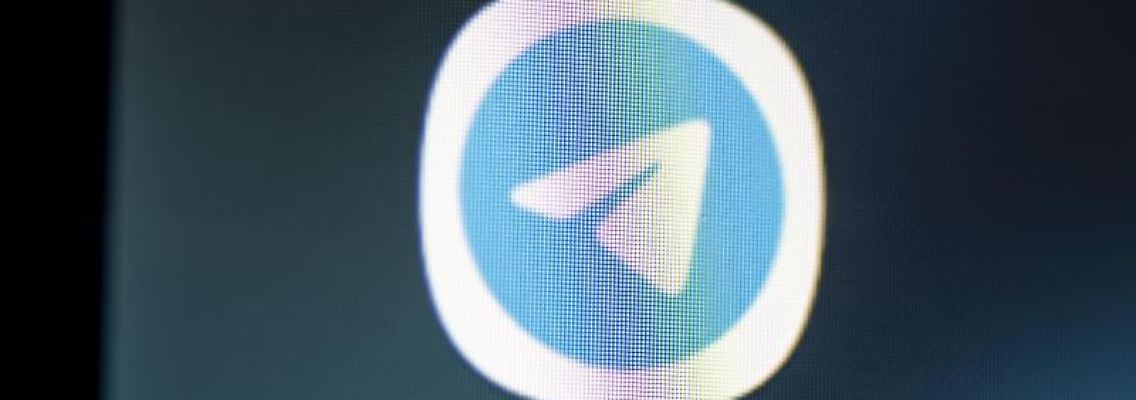 Auf dem Bildschirm eines Smartphones sieht man das Logo der App Telegram. Foto: Fabian Sommer/dpa/Symbolbild
