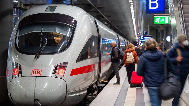 Viele Fahrgäste zeigten laut Bahn ihre 3G-Nachweise selbstständig vor.