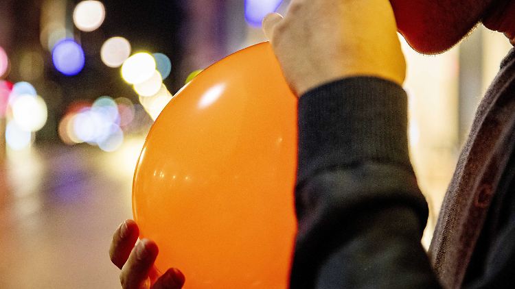 Lachgase ist seit Jahren eine beliebte Partydroge. Das Einatmen des vergleichsweise preiswerten Gases erzeugt einen kurzen euphorischen Rausch.