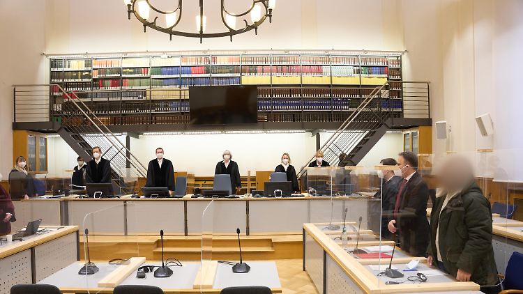 In mindestens 30 Fällen sollen die Folterverbrechen unter der Befehlsgewalt des Angeklagten Anwar R. (r.) zum Tod geführt haben.