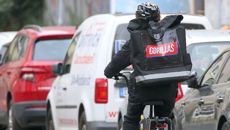 Etwa 14.000 Menschen fahren für Gorillas Lebensmittel aus.