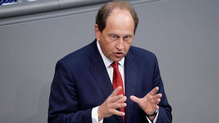 FDP-Fraktionsvize Alexander Graf Lambsdorff stellt seine Partei auf stärkere Zugeständnisse in der Corona-Politik ein.