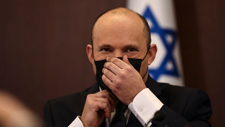 Israels Ministerpräsident Naftali Bennett erklärt, dass die Handy-Überwachung von Infizierten mit der Omikron-Variante eingestellt wurde. 