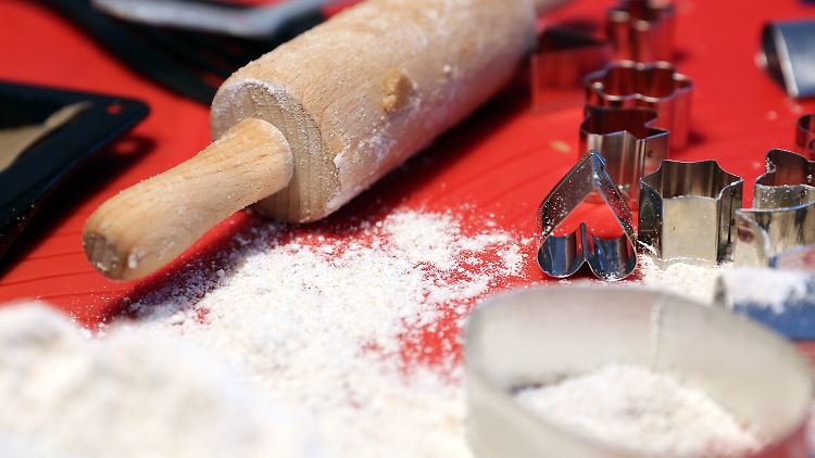 Keks- oder Plätzchenteig möglichst nicht roh essen, rät das Bundesamt für Verbraucherschutz und Lebensmittelsicherheit.