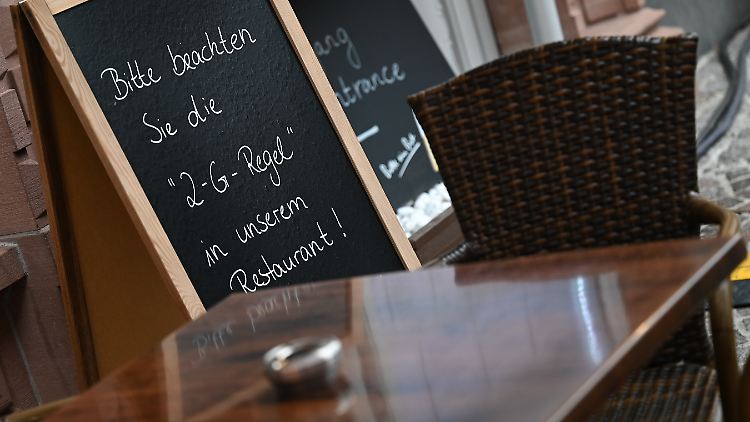 Im Bereich der Gastronomie und der Hotellerie dürfte eine Einführung der 2G-Regel laut IW-Berechnungen im Dezember zu zusätzlichen Einbußen in Höhe von rund einer Milliarde Euro führen.