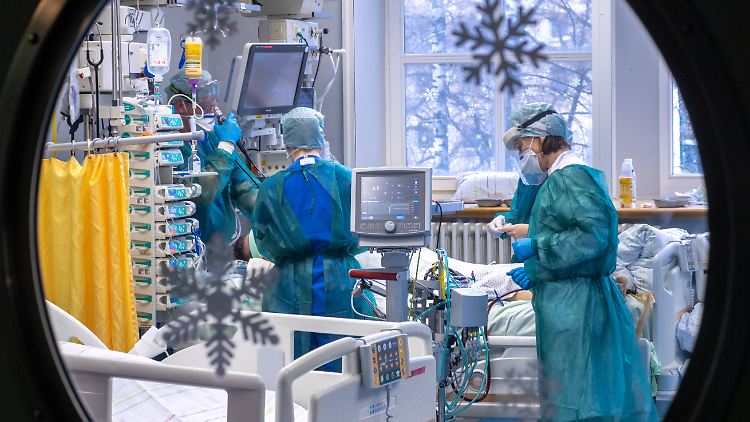 Arbeiten am Limit: Viele Intensivpfleger gehen in der Pandemie über sich hinaus, und das seit Monaten.