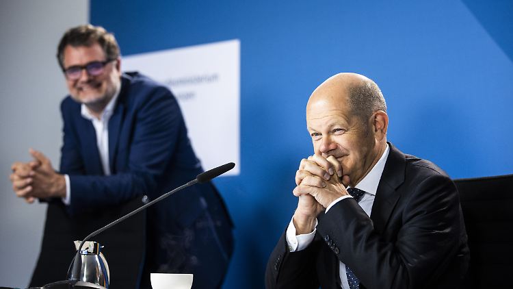 Olaf Scholz hat "so eine Art, in sich hinein zu lachen, wenn er sich selbst über eine gute Bemerkung freut", sagt Wolfgang Schmidt.