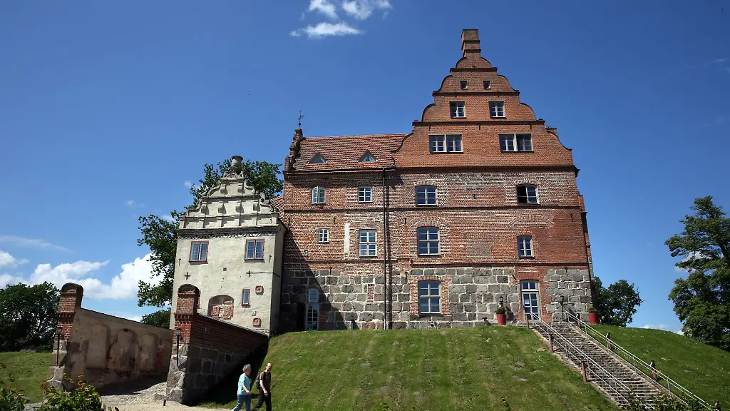 Der-MV-Tourismuspreis-fuer-das-Lebenswerk-ging-an-Helmuth-Freiherr-von-Maltzahn-Der-Besitzer-des-Gutsschlosses-Ulrichshusen-engagiert-sich-seit-Jahrzehnten-fuer-das-Kulturleben-in-Mecklenburg-Vorpommern