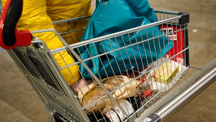 Viele Firmen wollen die Preise erhöhen - mit klaren Folgen für die Verbraucher.