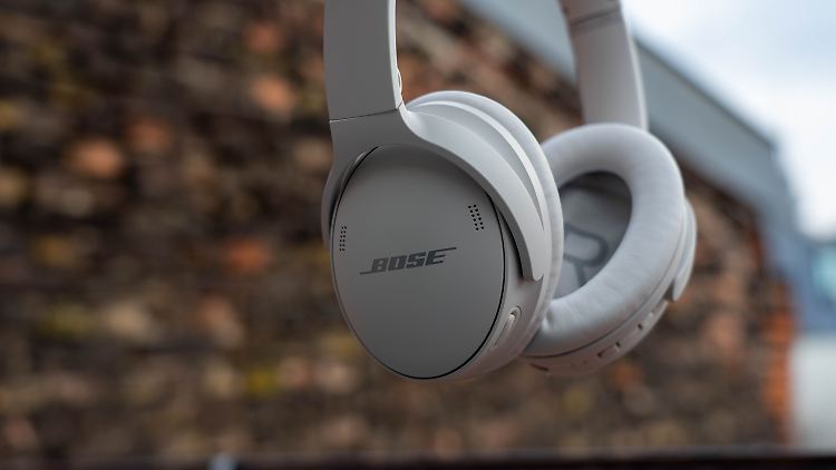Die Bose QuietComfort 45 gibt's in Weiß oder Schwarz.