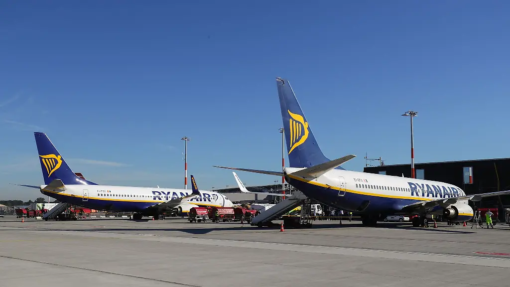 Maschinen-der-irischen-Fluggesellschaft-Ryanair-stehen-auf-dem-Flughafen-Hamburg
