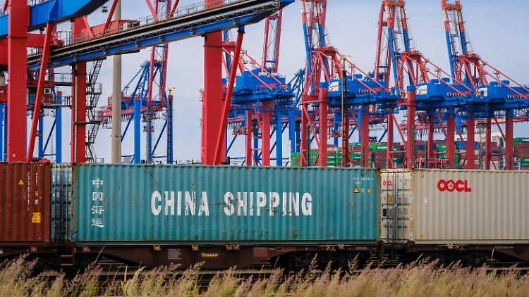 Waren aus China zu importiren wird zunehmend unattraktiver. Nicht nur die Frachtpreise sind in der Corona-Pandemie explodiert. Auch die Rohstoffpreise sind deutlich gestiegen.