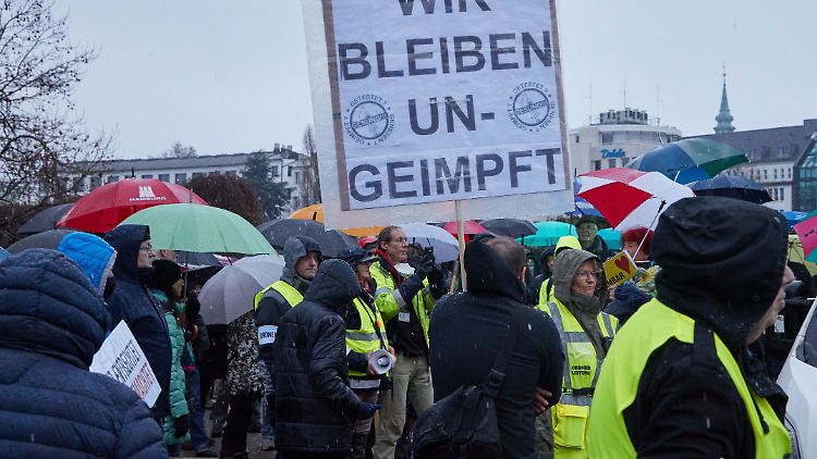 Eine Impfpflicht könnte "die aggressive Haltung der Querdenker-Bewegung noch verstärken", warnt Strobl.