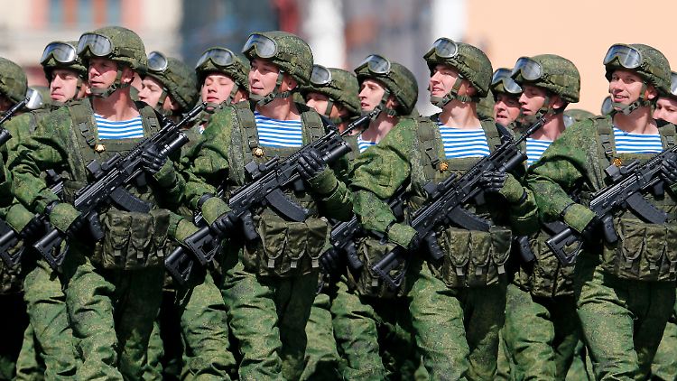 Russische Soldaten bei einer Militärparade: Moskau will offenbar hundert Bataillone mobilisieren.