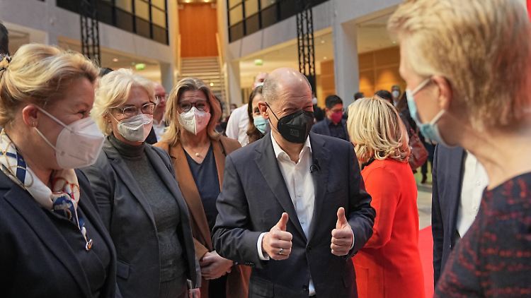 Scholz war schon vor Beginn des Parteitags bester Stimmung. Hier im Gespräch mit Christine Lambrecht und Manuela Schwesig.