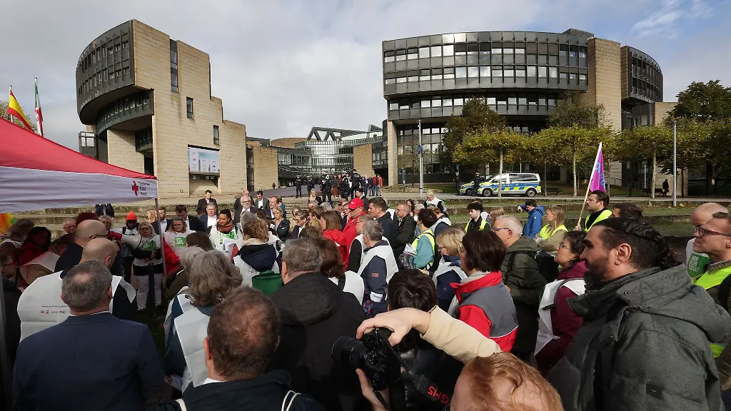Geplante-Einschnitte-in-sozialen-Bereichen-bringen-betroffene-Verbaende-zur-Mahnwache-vor-den-nordrhein-westfaelischen-Landtag