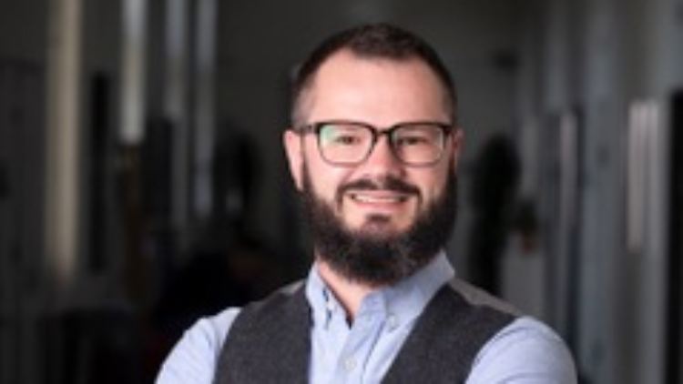 Robert Böhm lehrt Sozialpsychologie im Kontext von Arbeit, Gesellschaft und Wirtschaft an der Universität Wien und Angewandte Sozialpsychologie und Verhaltenswissenschaft an der Universität Kopenhagen.