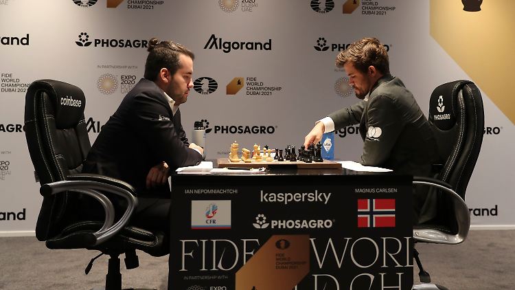 Carlsen (r.) hat eine gute Ausgangsposition. 