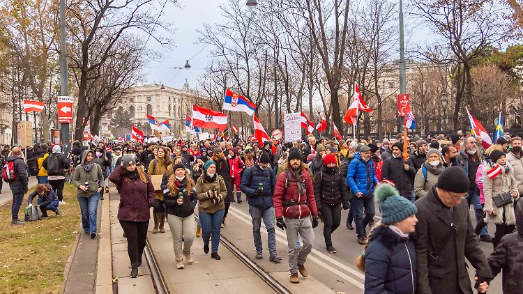 In Wien zählte die Polizei bei mehreren Protestveranstaltungen gegen die Corona-Politik Zehntausende Teilnehmer.