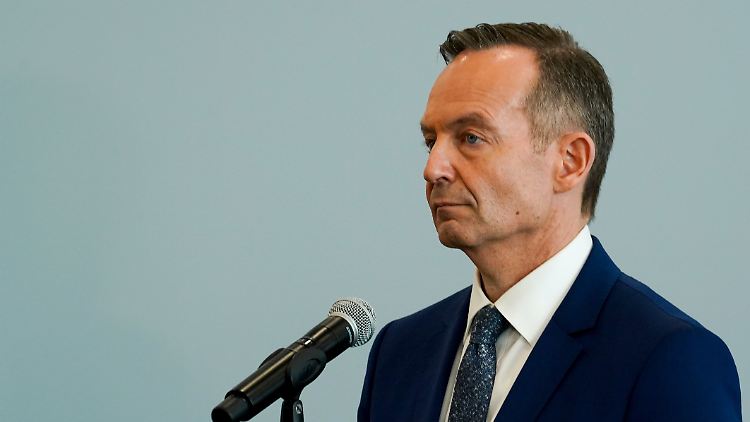 Der designierte Bundesverkehrsminister Volker Wissing rät von Reisen zu Weihnachten ab. 