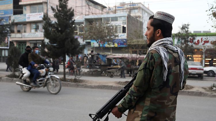 Ein Taliban-Kämpfer in Kabul: Die Sicherheitskräfte ergaben sich bei der Machtübernahme in Massen.