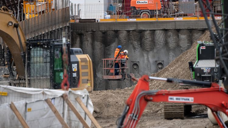 Im Vergleich zum Vorjahreszeitraum ist die Zahl der tödlichen Unglücke auf Baustellen leicht zurückgegangen.