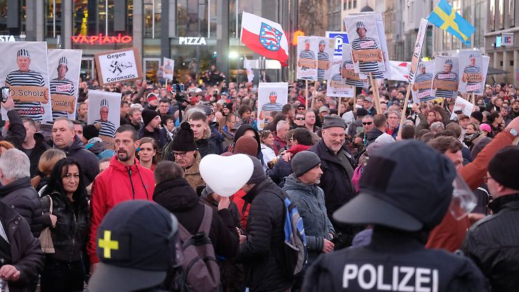 Protest gegen die Corona-Maßnahmen in Leipzig Anfang November: Sachsen hat bundesweit die höchste Inzidenz - und die geringste Impfquote.