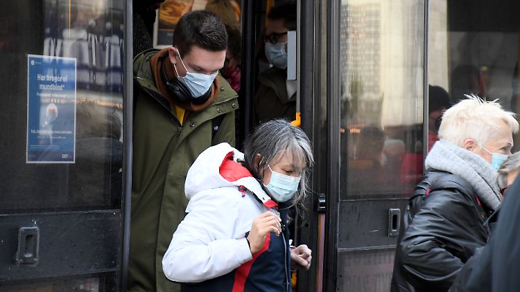 In Dänemark gilt seit vergangenem Montag wieder eine Maskenpflicht in öffentlichen Verkehrsmitteln, Geschäften und Gesundheitseinrichtungen.