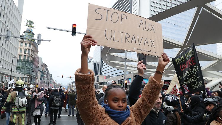 Die rund 8000 Demonstrierenden protestierten auf dem "Marsch für die Freiheit" gegen Corona-Maßnahmen.