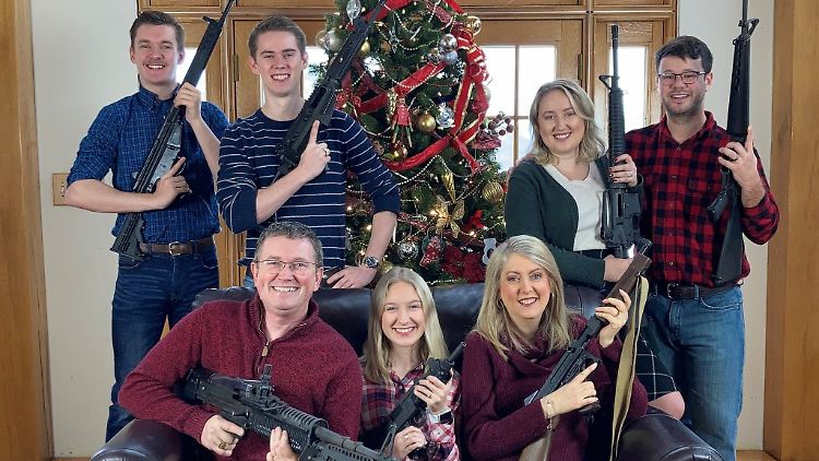 Frohe Weihnachten wünschen Familie Massie und ihr Waffenschrank.