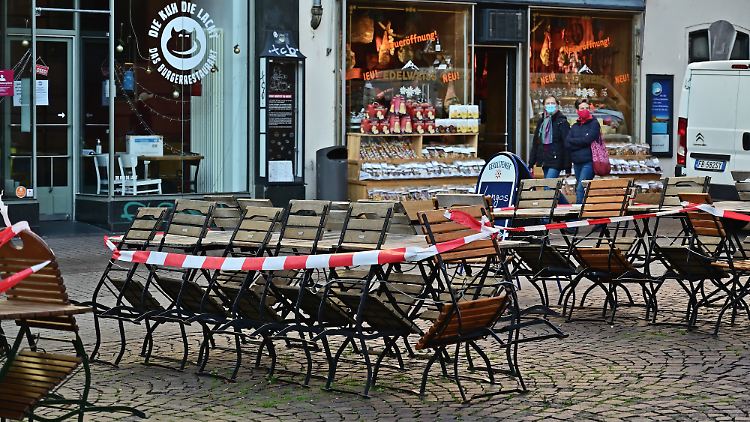 Nach den Plänen der Ampel könnte es im Ernstfall wieder so weit kommen: zur Schließung von Restaurants und Cafés.