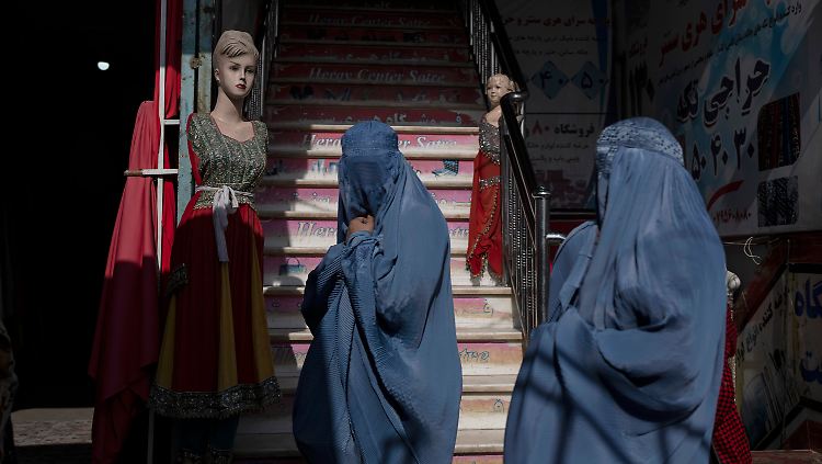 Im Islam sei kein Platz für Gewalt gegen Frauen, sagen die Taliban. Die Betroffenen berichten anderes. 
